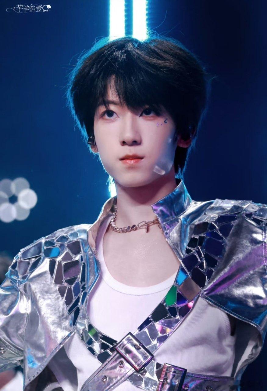 谁懂啊！14、15 岁的少年，青涩中带点稚气，时代峰峻四代这波养成系太好嗑了～ 