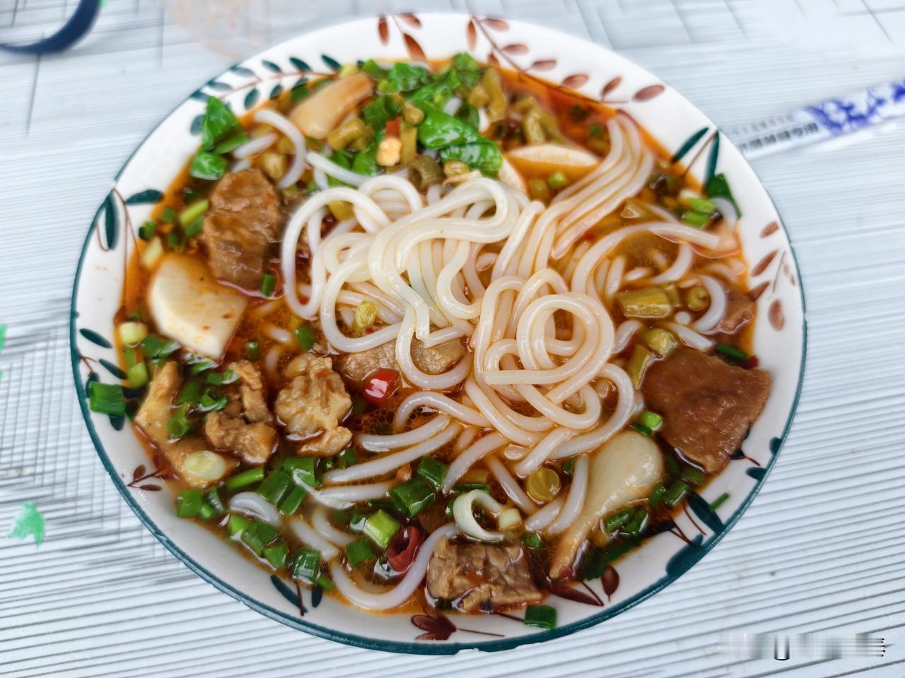 在芙蓉镇发现一家味道极好的早餐店，出古镇西头，昨天吃了一碗牛肉米粉，15元，特别