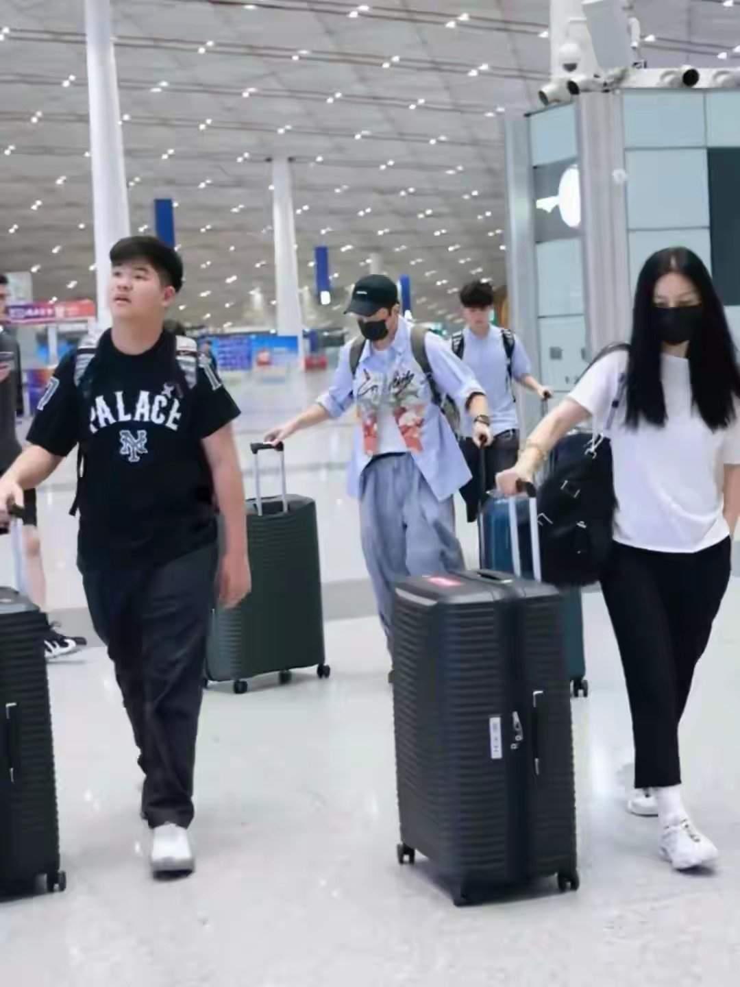 沙溢胡可陪俩儿子去英国读书，安吉高大帅气，12岁小鱼儿身高180 ​​​