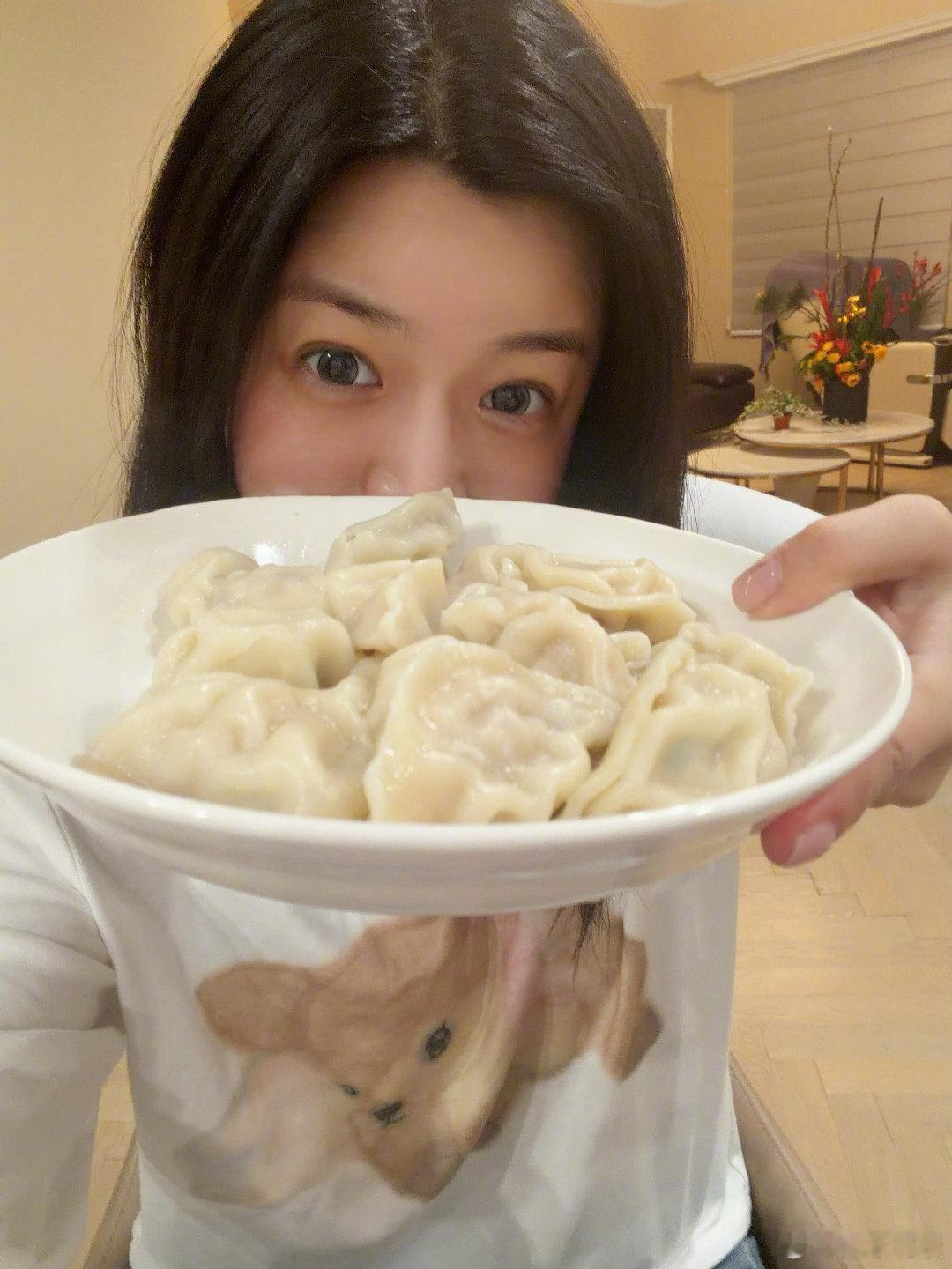 陈妍希晒年夜饭陈妍希饺子大王吃饺子 名副其实的饺子大王来啦！🥟 的年夜饭里，饺