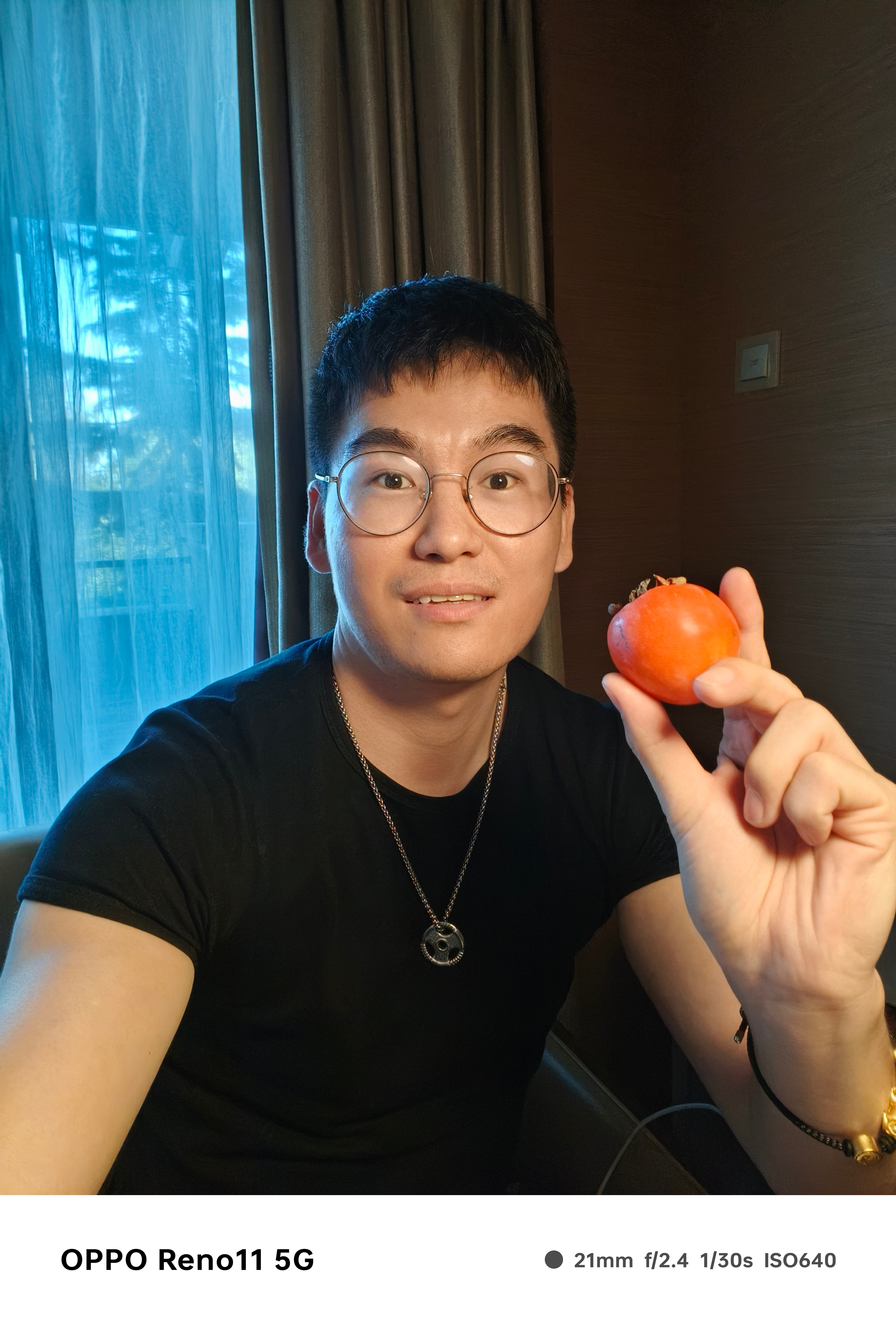 这就是今天发布的OPPO Reno11，2499起的价格，作为一款“超级标准版”