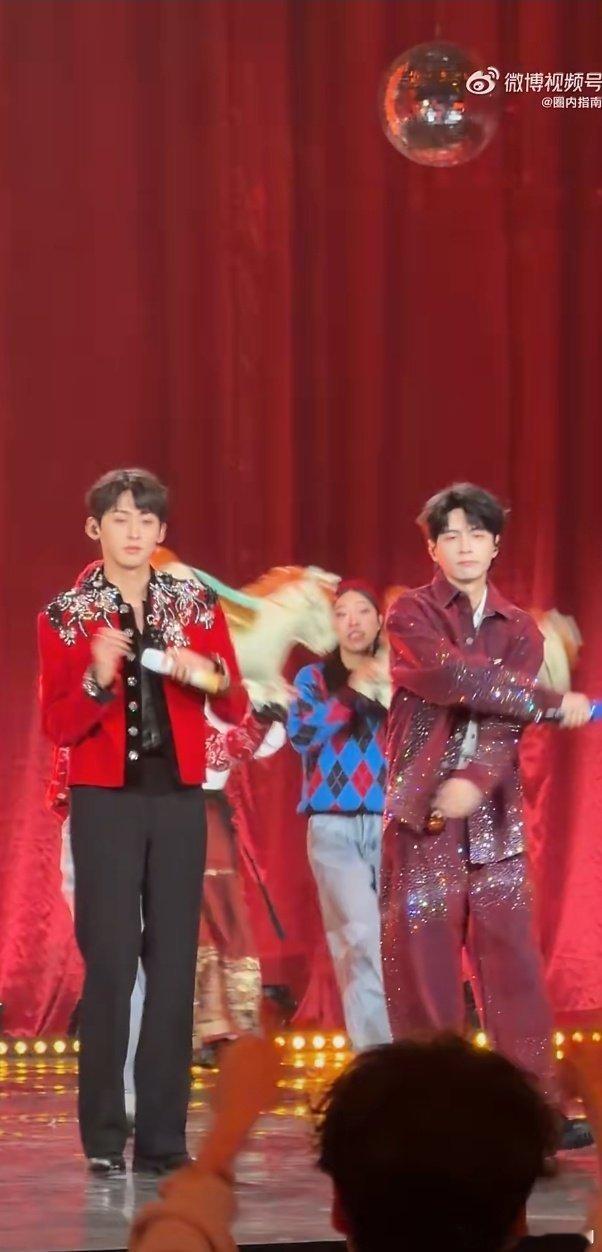 唐九洲就这么等着和蒲熠星击掌 唐九洲执着等待击掌的样子也太萌了！和蒲熠星同框红色