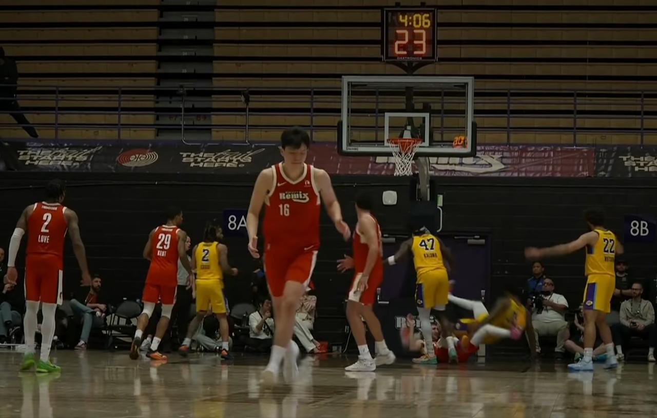 杨瀚森表现糟糕！手感全无，13投仅4中，拿下13分7篮板2助攻1抢断3盖帽，混音