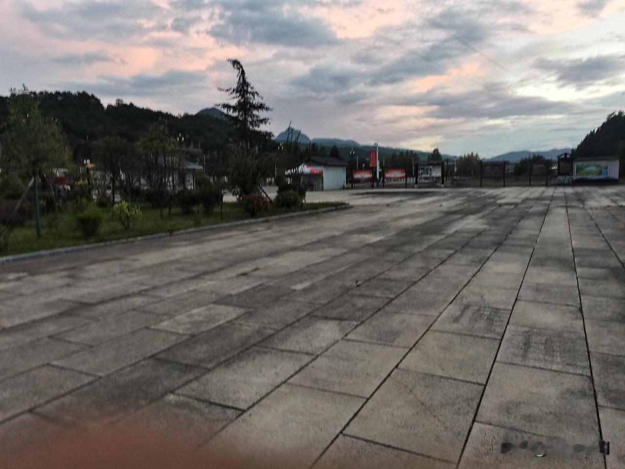 自驾游到丽江，分享一个不错驻车地，有直饮水、卫生间干净、附近有超市和菜场；附近有
