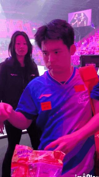 小石头打赢杜达那场啊，可太精彩了。

比赛一结束，他离场的时候啊，腮帮子鼓鼓的，