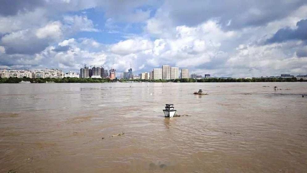 【#黑龙江吉林两省抗洪压力较大#！防汛最新信息汇总】①6日，松花江南岸、嫩江右岸