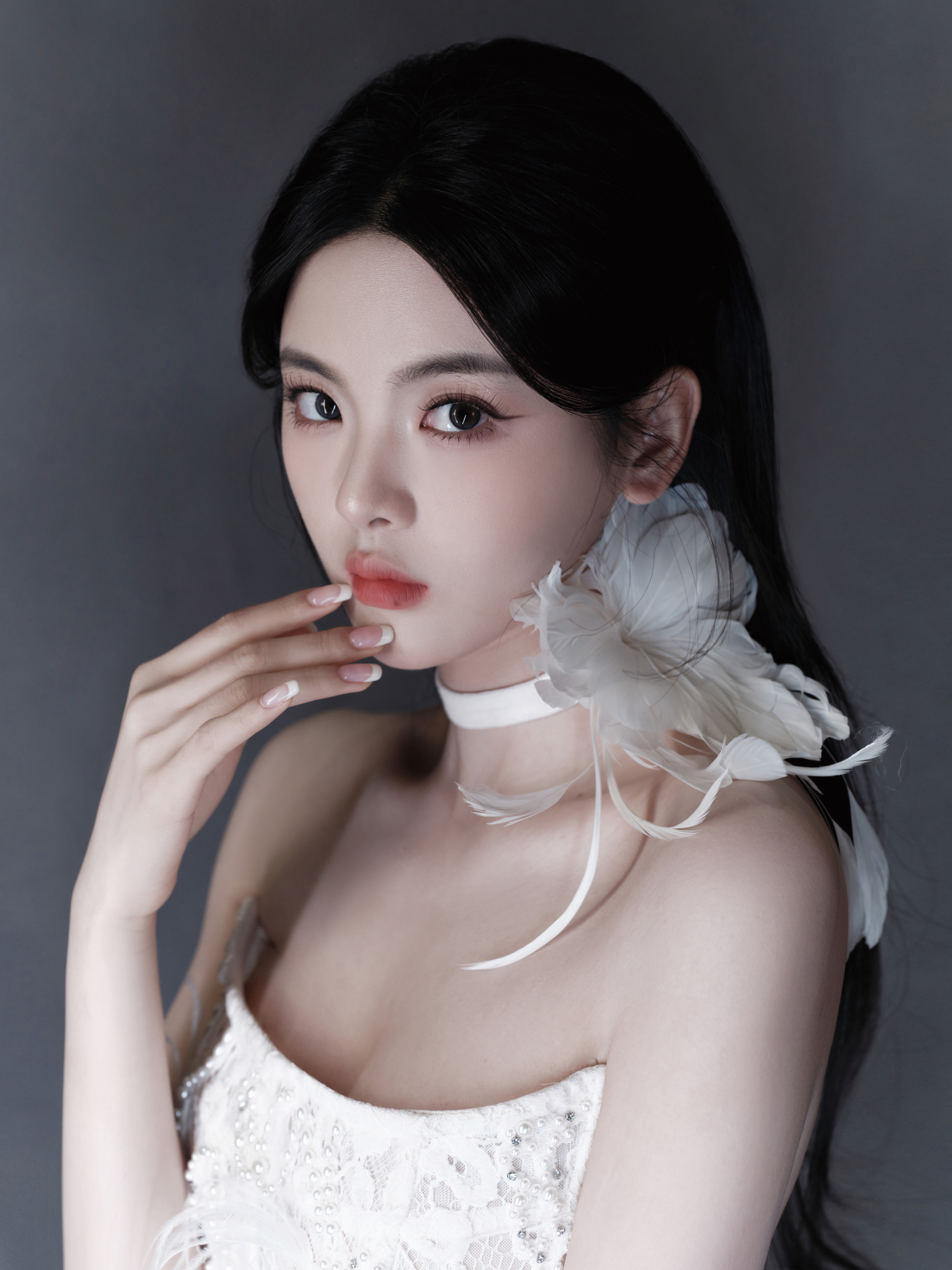 杨超越 ✨绝美礼服亮相，女神范十足！黑色长发随风飘动，耳环和项链闪烁着迷人的光芒