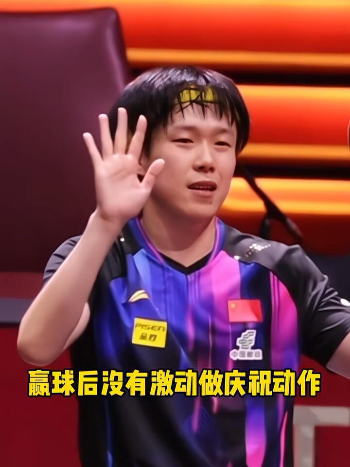 王楚钦真的好稳重，赢球后没有激动做庆祝动作，而是浅浅的和大家挥手，他收到了粉丝的