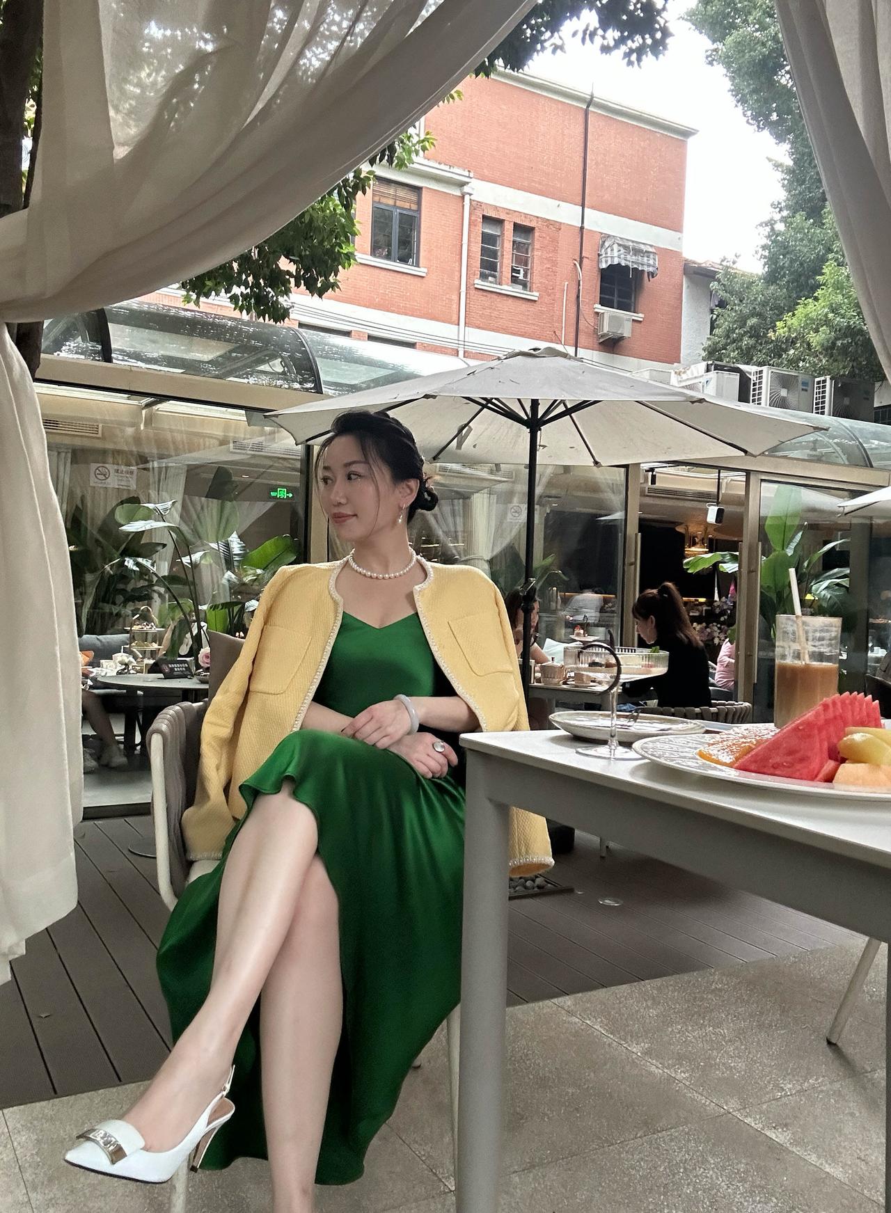 如何展现女孩子的优雅迷人形象呢?