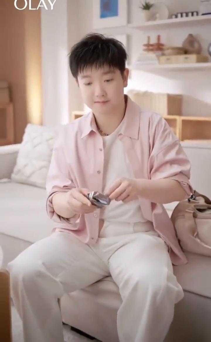 我在收拾东西，来看看莎莎的行李里有什么？耳机，还有这个，必不可少，还有这个。