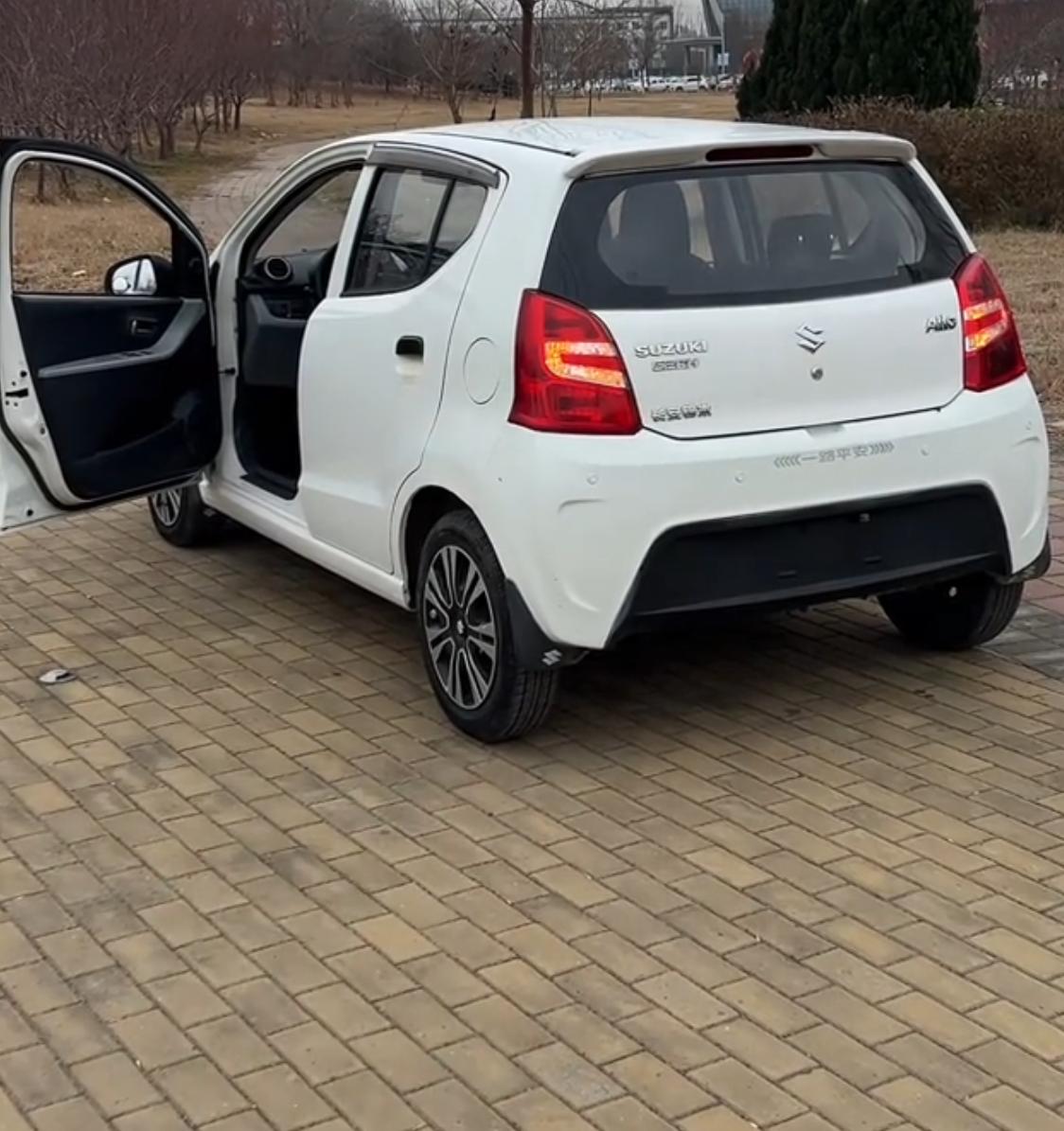 我妈一个电话打过来，张口就让我拿8万块钱给我弟买车，理由是他开了五六年的旧车，出