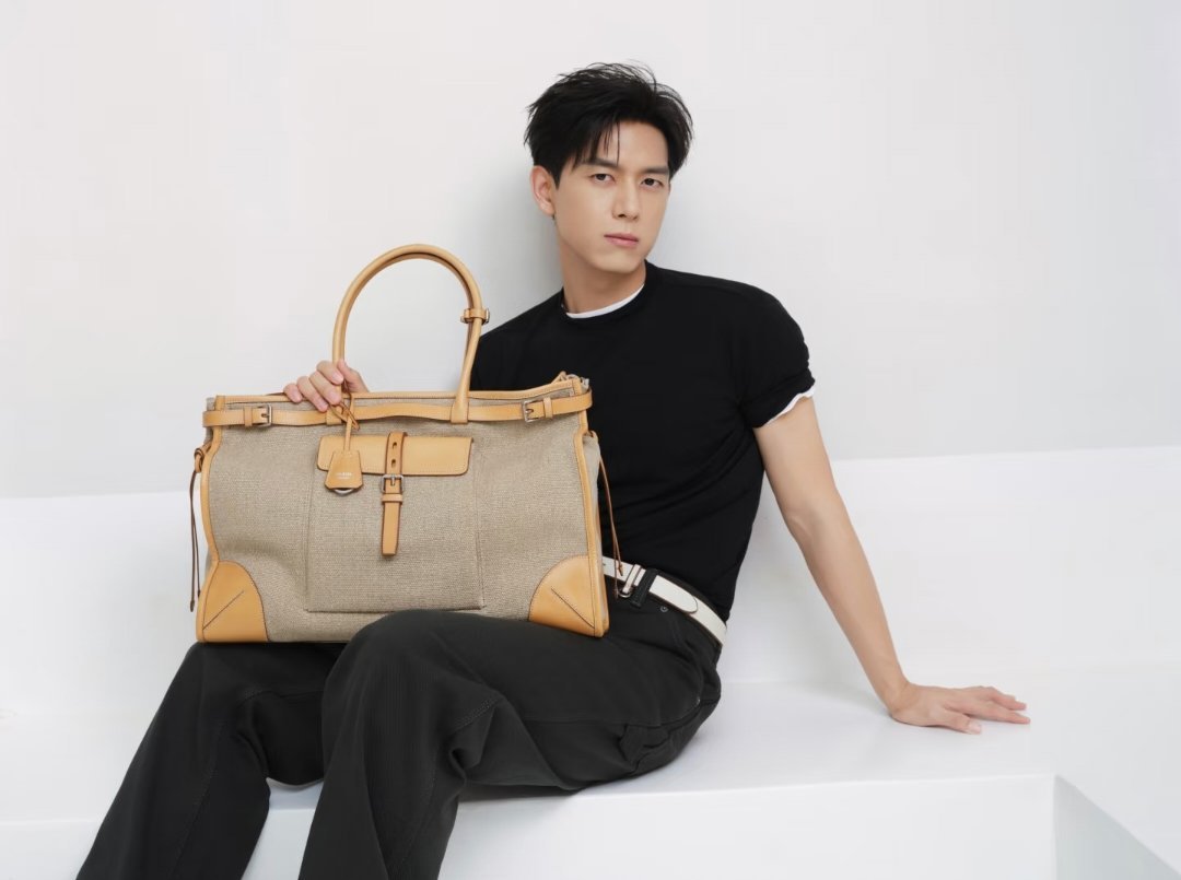 李现买了四大包自己代言品牌李现李现也太实在了吧，真是最合格的代言人，让我来帮你拎