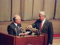 最后三天：戈尔巴乔夫和那八个“自己人”

1991年8月，那个夏天特别闷热。在克