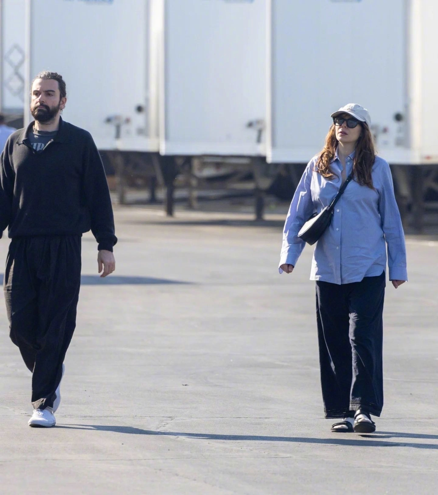 当地时间4月9日，Elizabeth Olsen 和丈夫 Robbie Arne