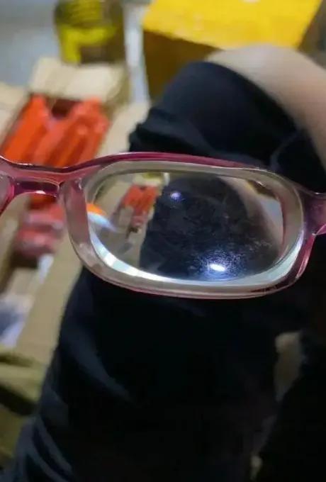 你绝对想不到，一副刮花到模糊的眼镜背后，藏着一个怎样坚强的灵魂！

湖南常德的刘