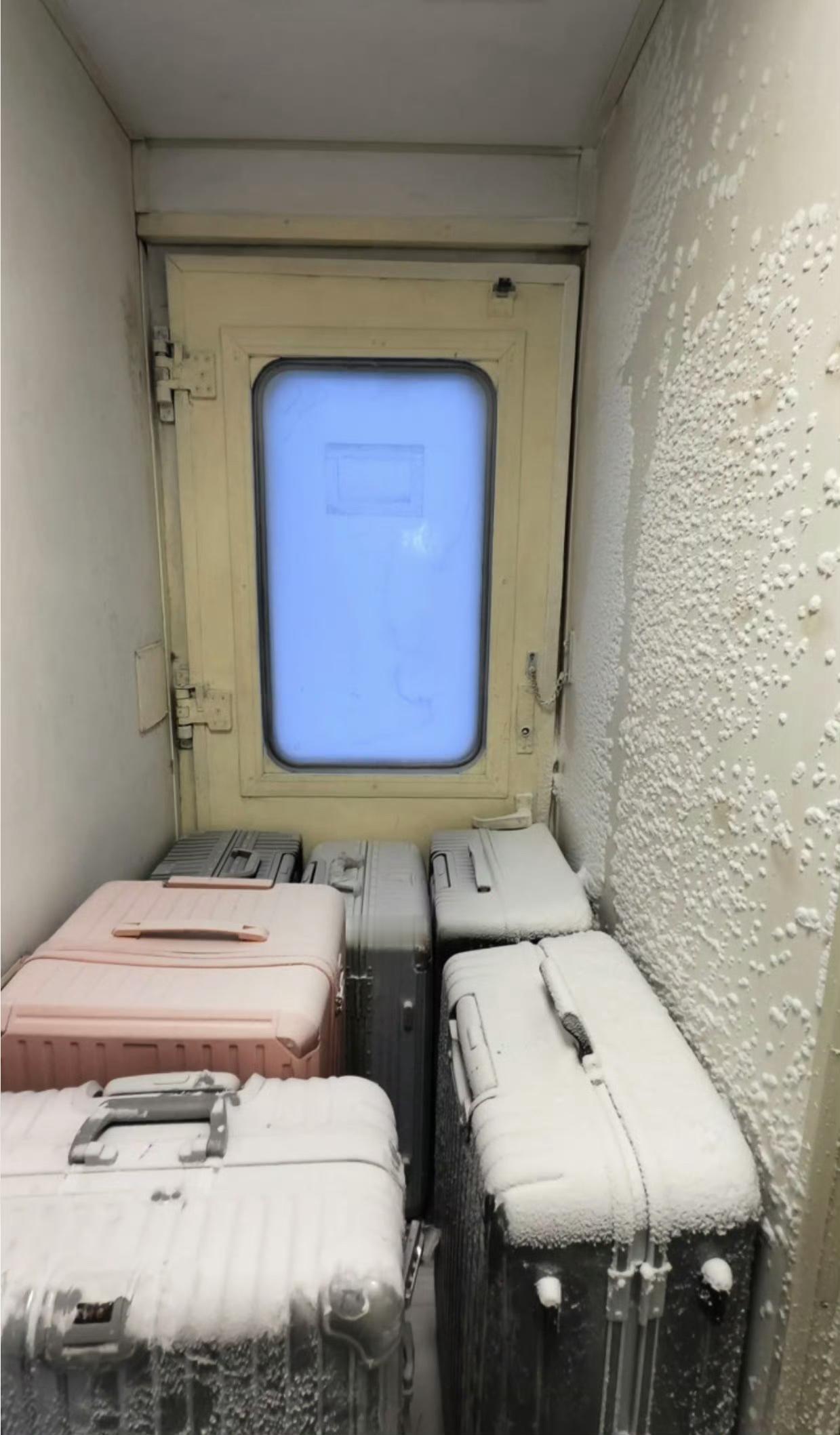 在漠河火车上，冷链车既视感。🤣