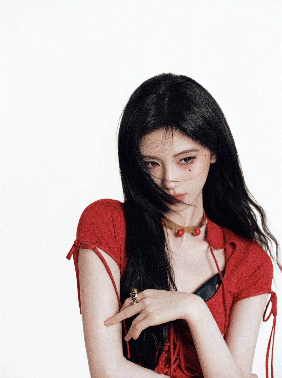 鞠婧祎工作室更新大片，又酷又美