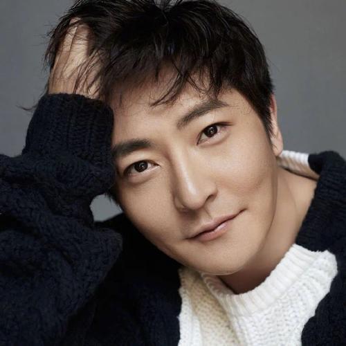 郭京飞新剧《老舅》首播收视破3%，登顶央视八套同时段第一，却陷“高收视低口碑”争