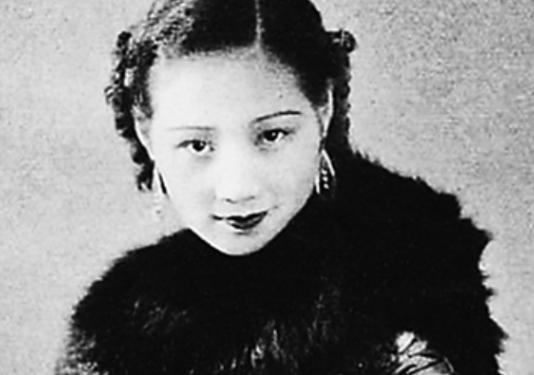 施旦是汪精卫的机要秘书兼情人，1938年汪精卫在越南公开投日后，她义无反顾的选择