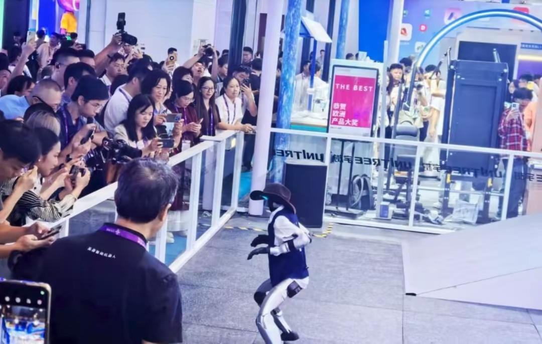 中国新经济支柱浮现，AI规模狂飙取代房地产

广西东博会上，机器人担任展会讲解员