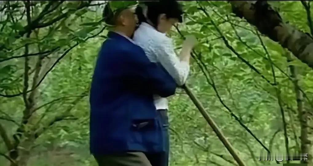 云南曲靖，女子在自己草莓大棚里突然被邻居抱住，因为被吓蒙，没有过多反抗，任由邻居
