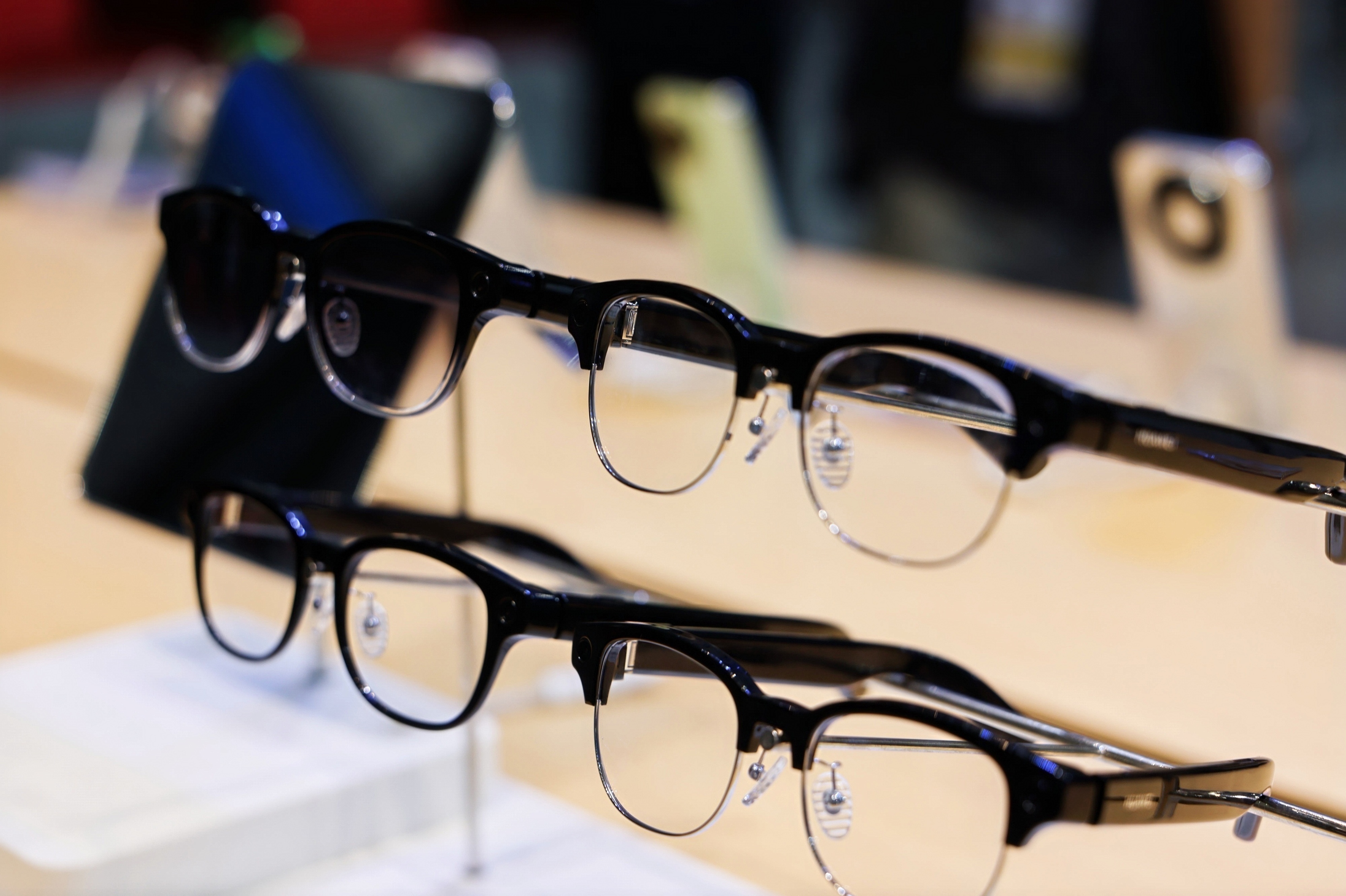 华为AI眼镜  这是华为首款鸿蒙AI眼镜，业界最轻的35.5g机身，影像上搭载E