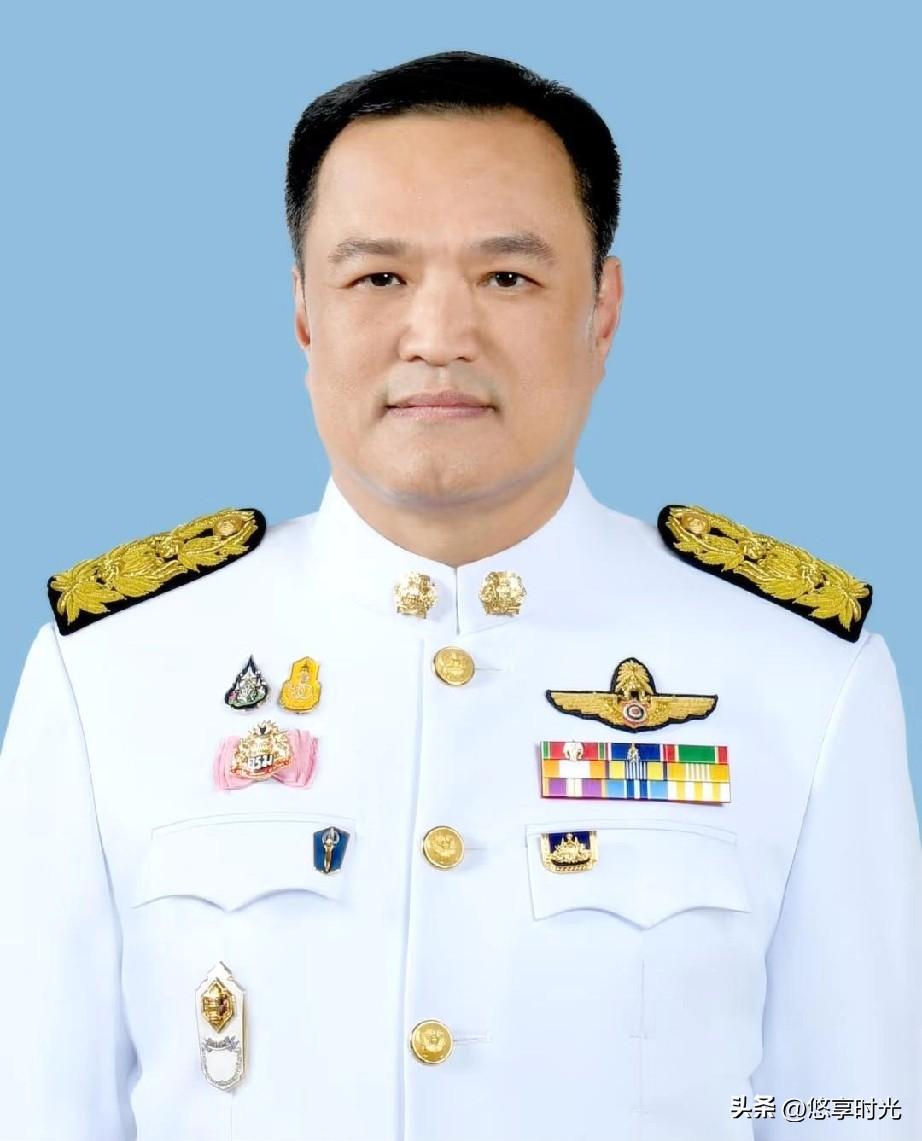 刚刚再次出任泰国总理的阿努廷，很快就用一个动作引爆舆论：他宣布把自己的座驾从劳斯