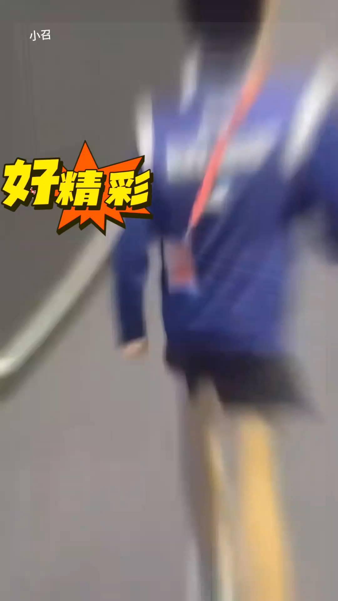 好精彩。
右撇子垮右边。