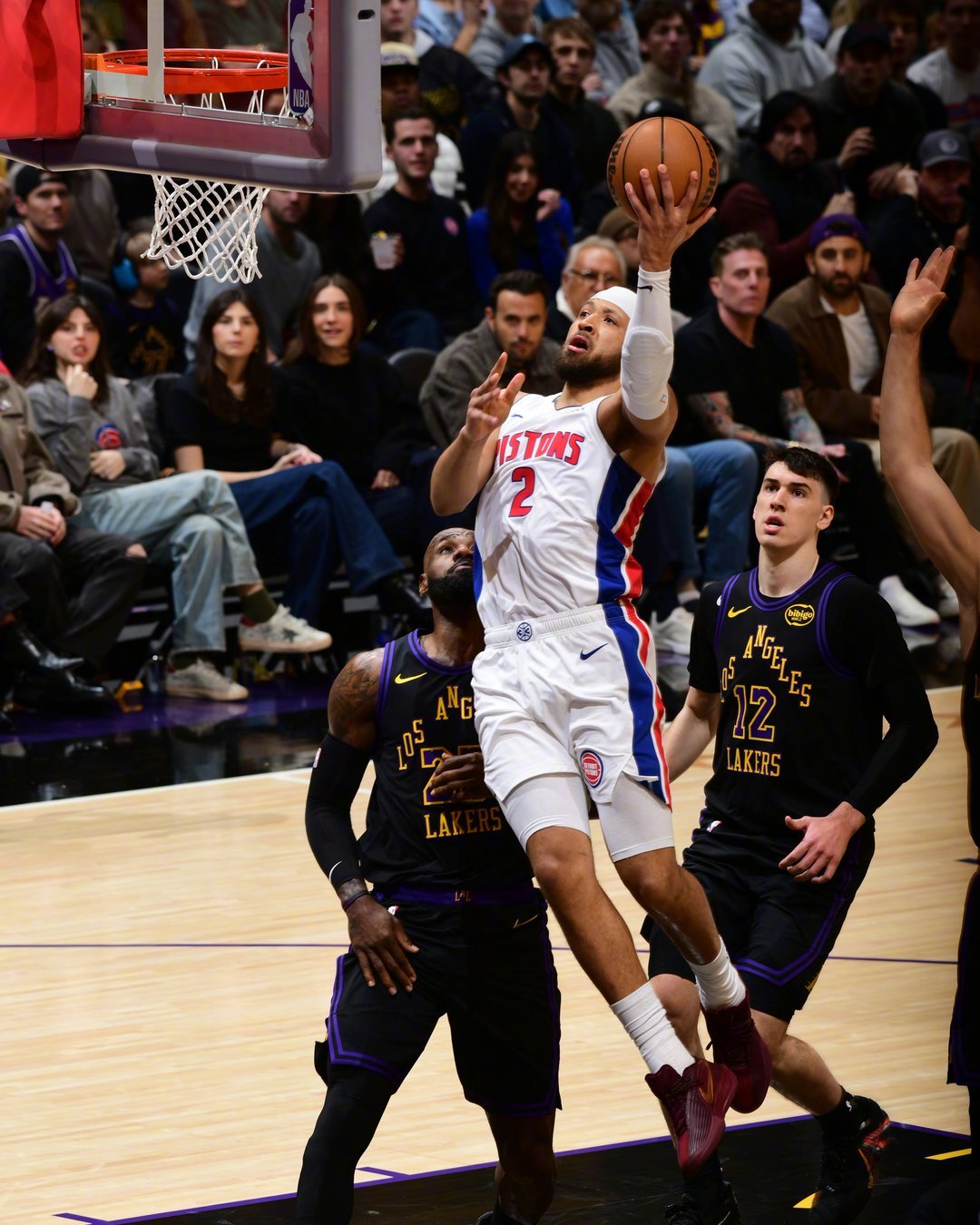 詹姆斯生日夜输球！湖人最后一节崩盘，活塞客场128-106大胜湖人！詹姆斯17中