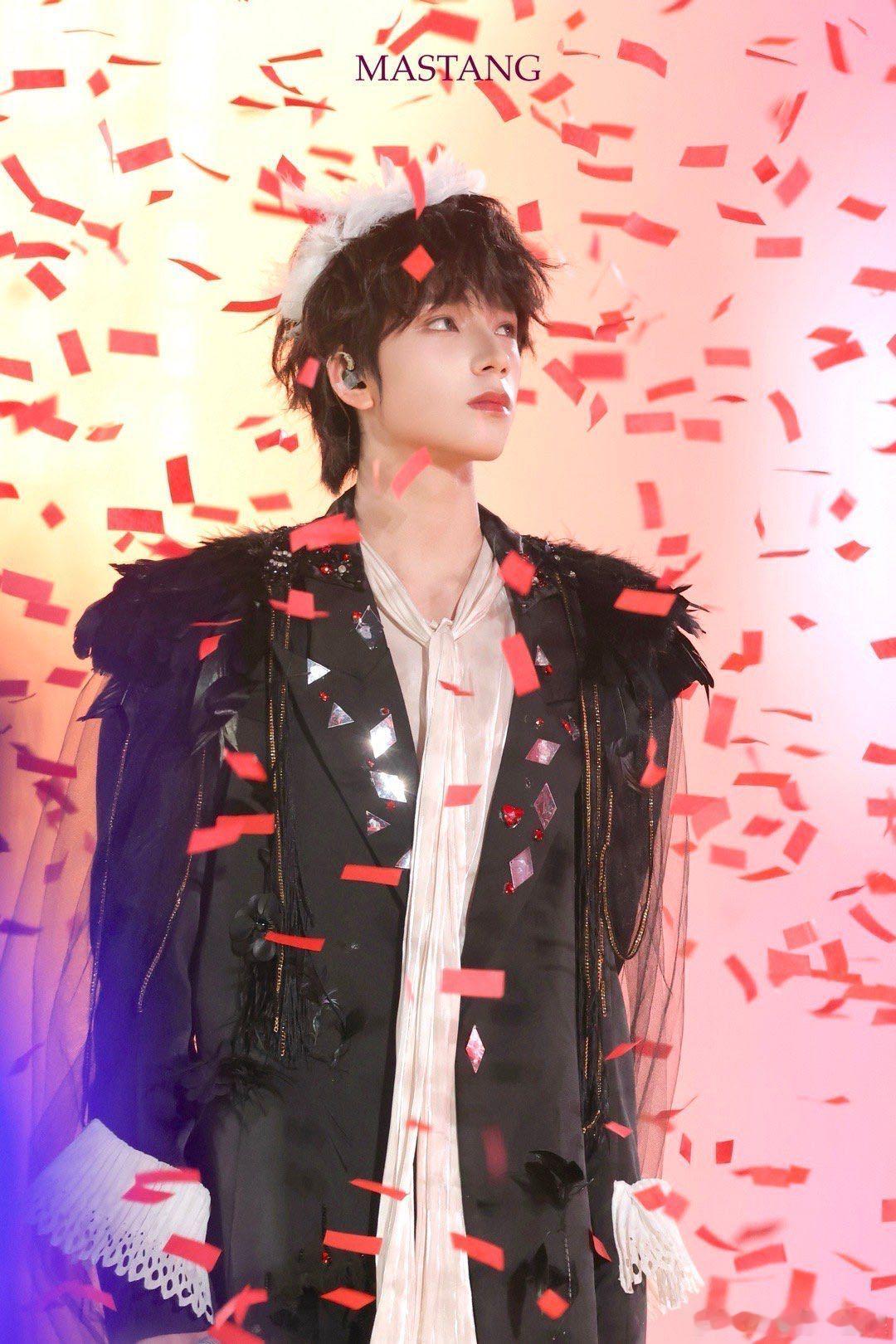 王橹杰 MVP 结算画面 王橹杰唱《野心家》的舞台直接鲨疯了！每个眼神都透着张力