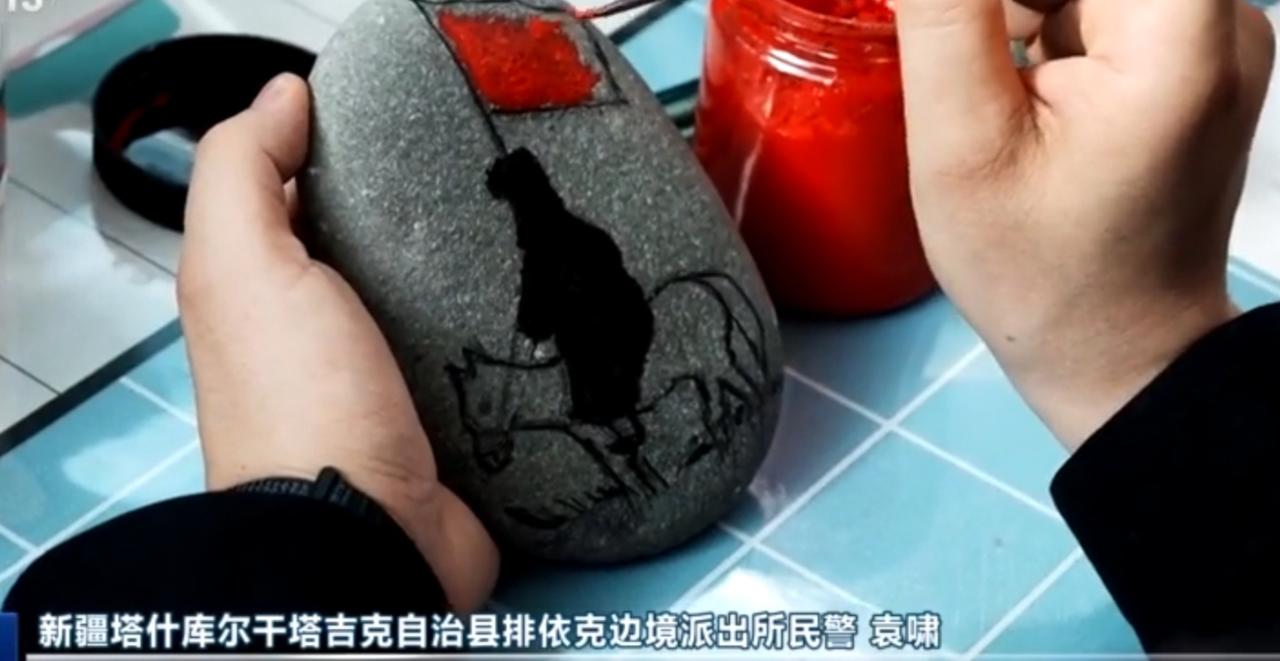 新疆边境民警袁啸，在风雪边关坚守巡边。新春将至，他捡回一块石头，亲手绘上巡边身影