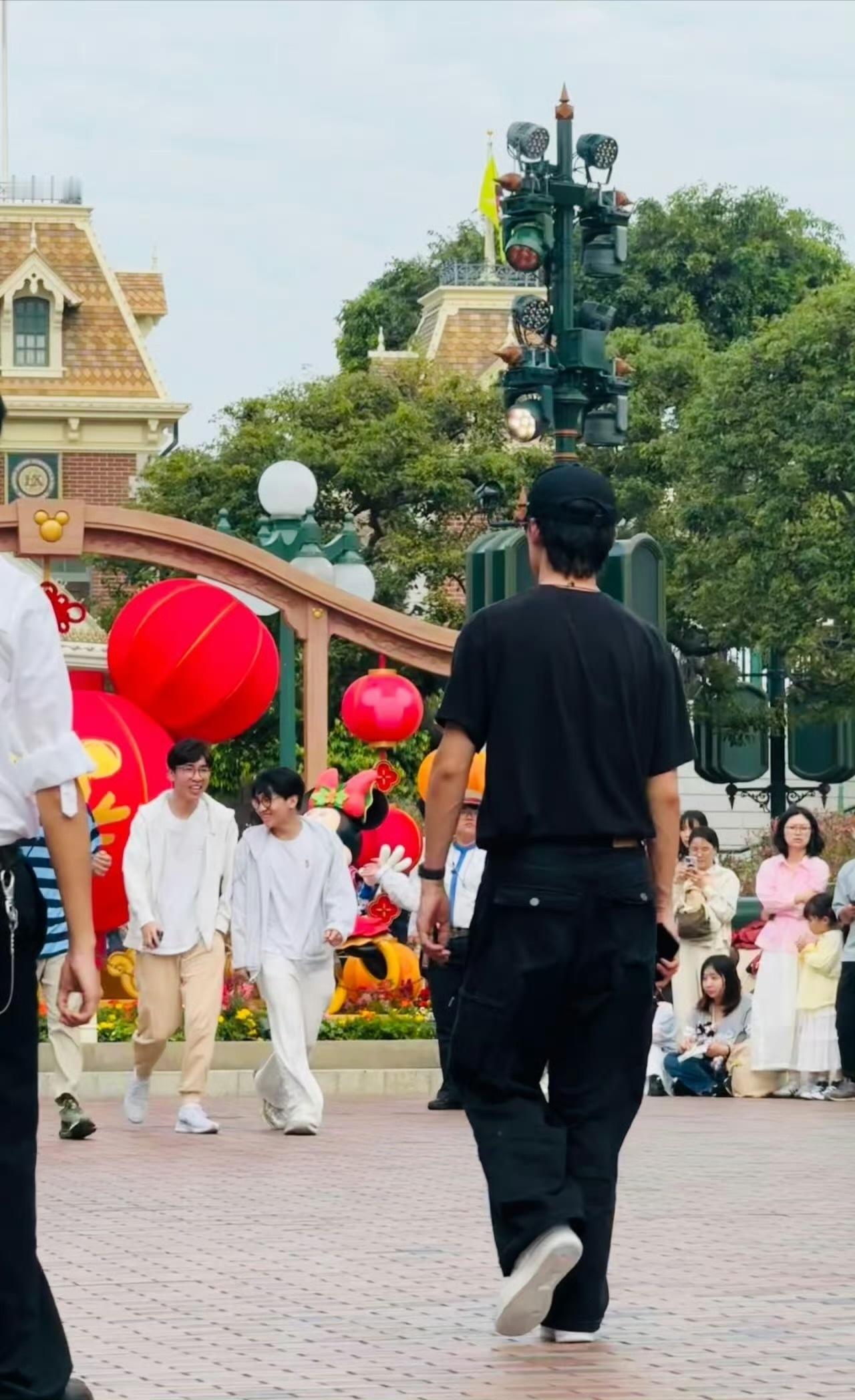 吴倩张雨剑带女儿逛迪士尼没想到吴倩和张雨剑分手之后还挺和谐的，陪孩子一起玩也挺好