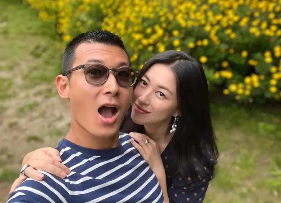 朱珠和老公在一起
两人同框合照，一个穿条纹，一个穿波点
把经典元素演绎一遍
听起