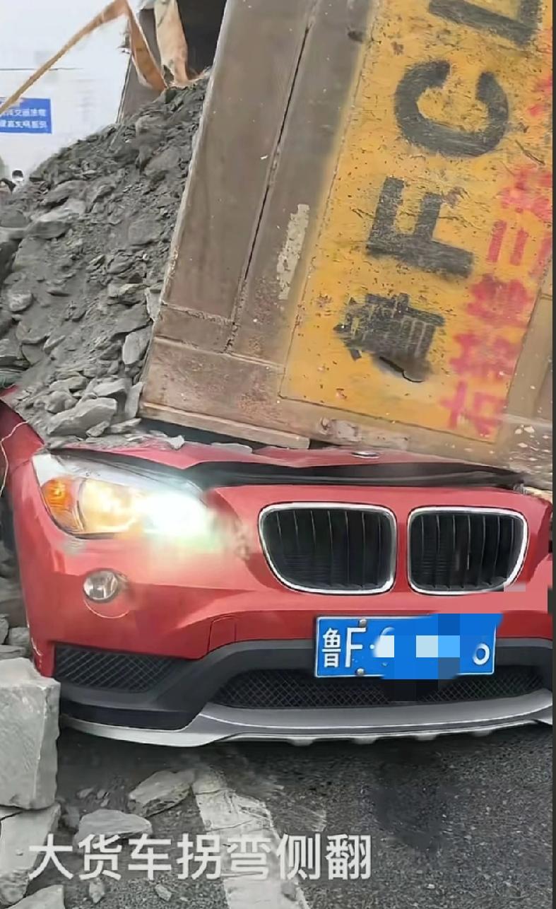 烟台渣土车侧翻，遇难宝马车主，当地网友透露，女司机，是一位老师，橙色车，应该是女