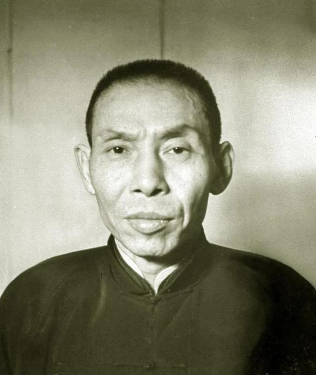 1940 年 12 月 21 日，杜月笙的头号大管家万墨林，在金门大酒店门口被四