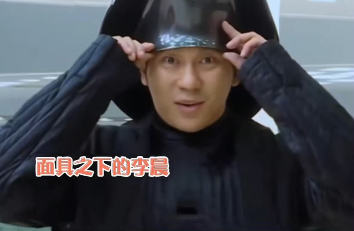 哈哈，李晨这是把跑男里的招数都用在了快乐趣吹风中，摄像大哥都追不上他的脚步了！ 