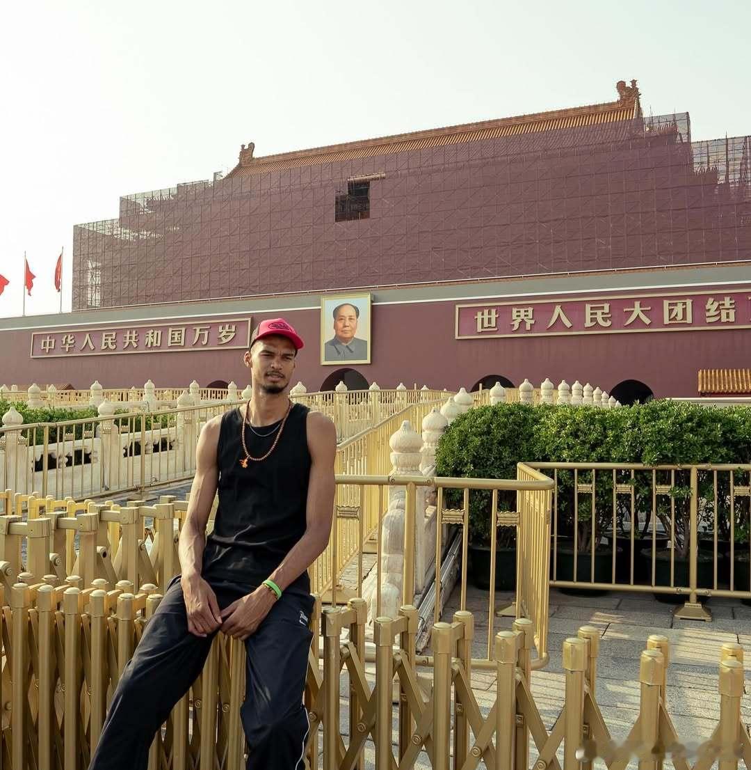 文班亚马晒出中国行照片，配文：“少林寺” ​​​