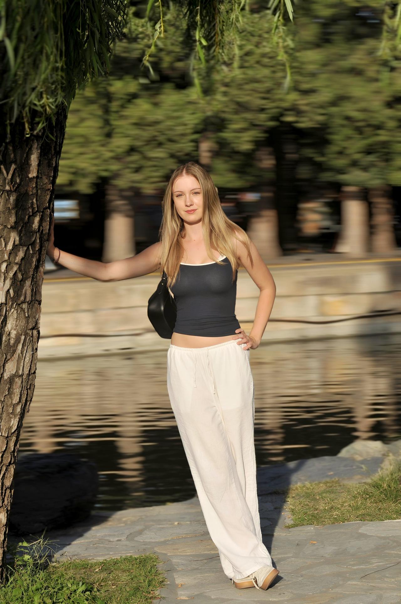 罗马尼亚女孩这么纤细的不多，罗马尼亚人是斯拉夫人吗？不是。罗马尼亚人属于‌欧罗巴