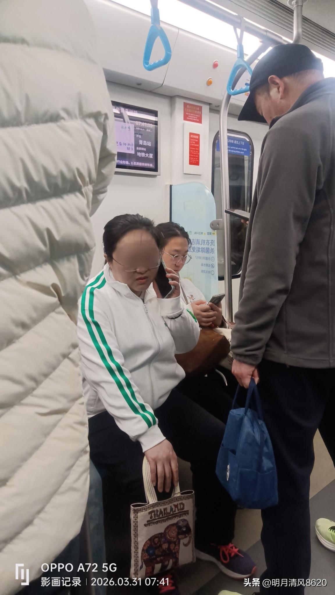 地铁成″会议室"

人头攒动的地铁，挤的满满的人，早高峰的时段，人员已到峰顶，难