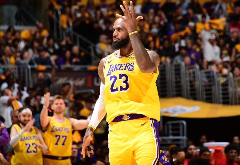 NBA季后赛西部首轮G6，湖人半场49-31领先火箭。第二节詹姆斯个人得到14分