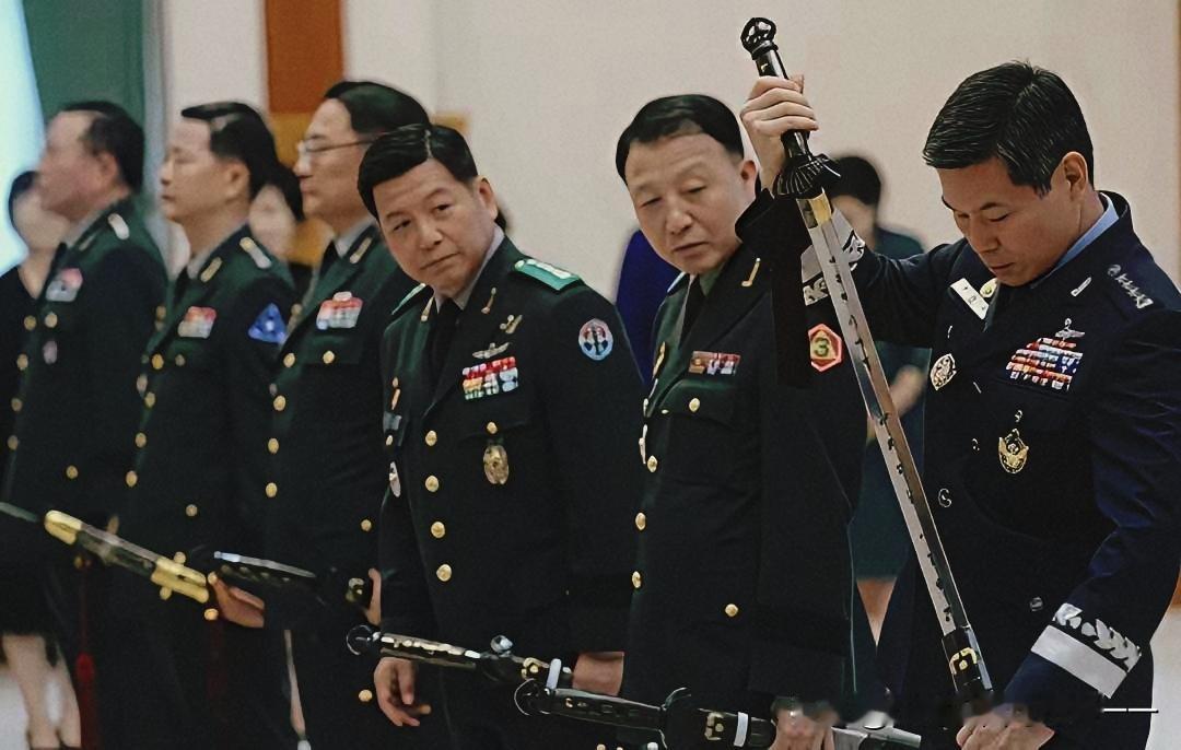 韩国将军的佩剑这么猛？都什么级别才能配？