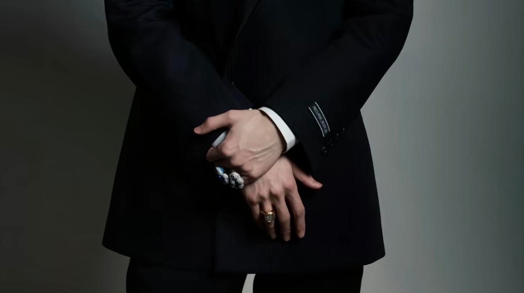 等一下！张凌赫这个背景图怎么换成宝格丽了我的双手交叉老爹背景图呢张凌赫  |  