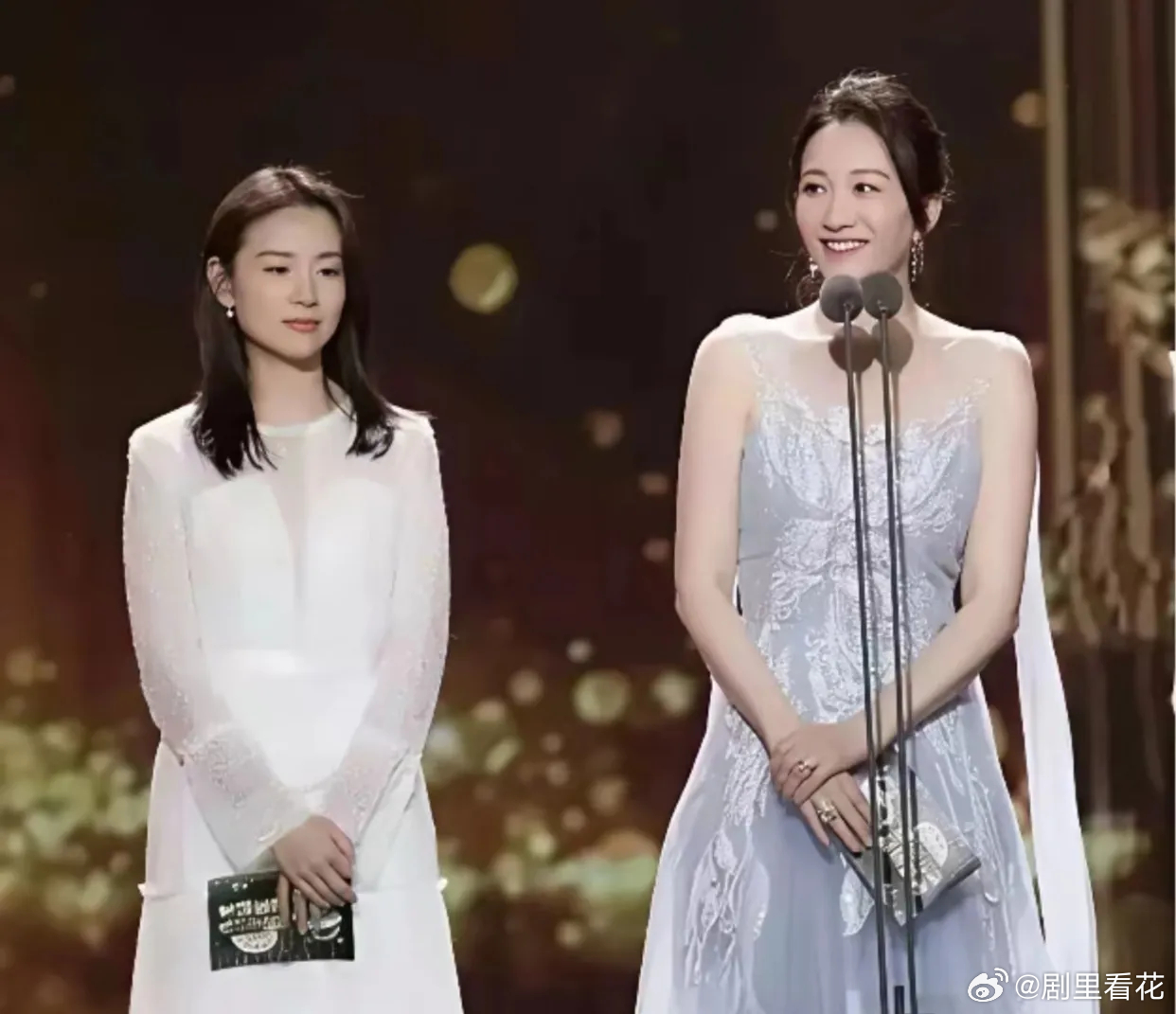 是谁说的？董洁只需要淡淡的站在那里她就赢了，她身边可是合影杀手李小冉啊好吧我信了