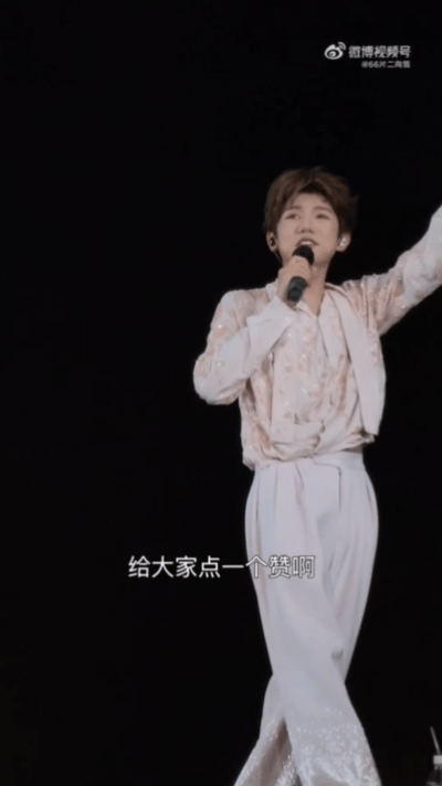 王源夸粉丝是小天才 王源小王是没有想到的谁被演唱会这个互动戳到！王源对着全场粉丝