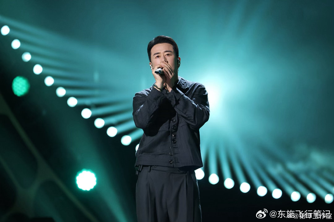 杨坤真诚杨坤心态面对待定与淘汰风险依旧从容淡定，清楚音乐本就没有标准答案，观众喜