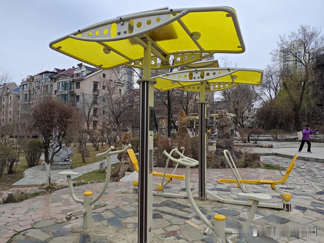 本溪小华山公园体育健身器材都挺新，感兴趣的到这里锻炼锻炼能不错
        