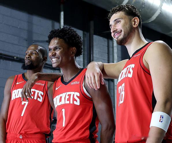 NBA情报局10月09日讯

范弗利特回归，火箭全员各归其位！这支球队的体系终于