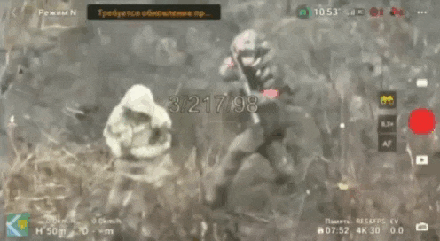 1名俄军士兵将乌军战俘作为人盾，朝乌军阵地发动进攻。根据《日内瓦公约》，这种行为