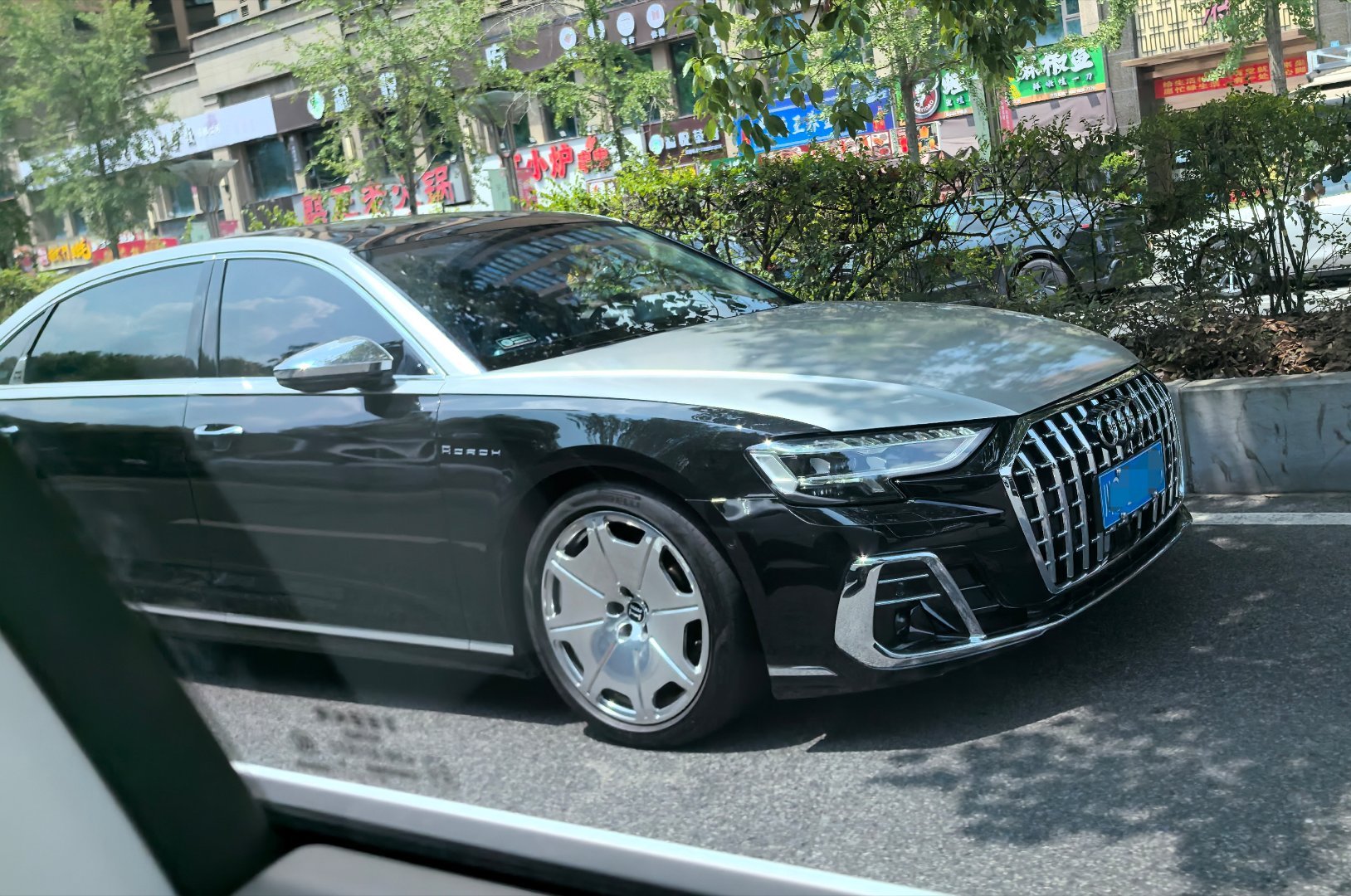 路上第一次见A8L霍希版，选中这台车的车主，一定是个有独特品味的老板大v聊车