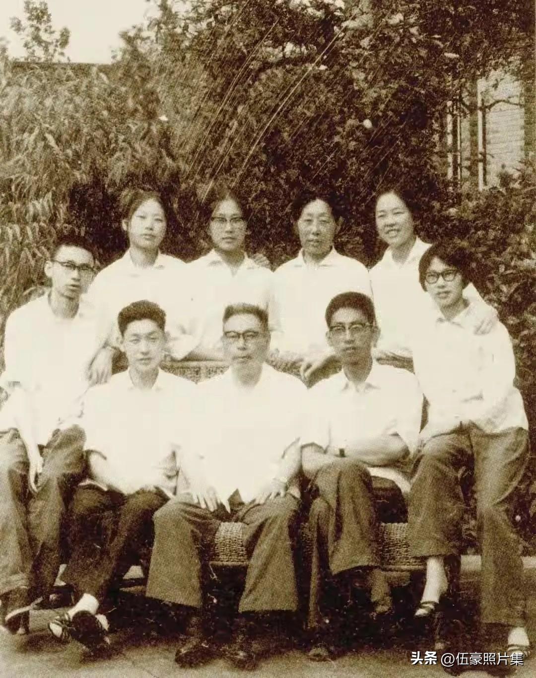 1970年，兰州军区副司令胡炳云将军（前排左二）与夫人史伟（后排右二）和子女们在